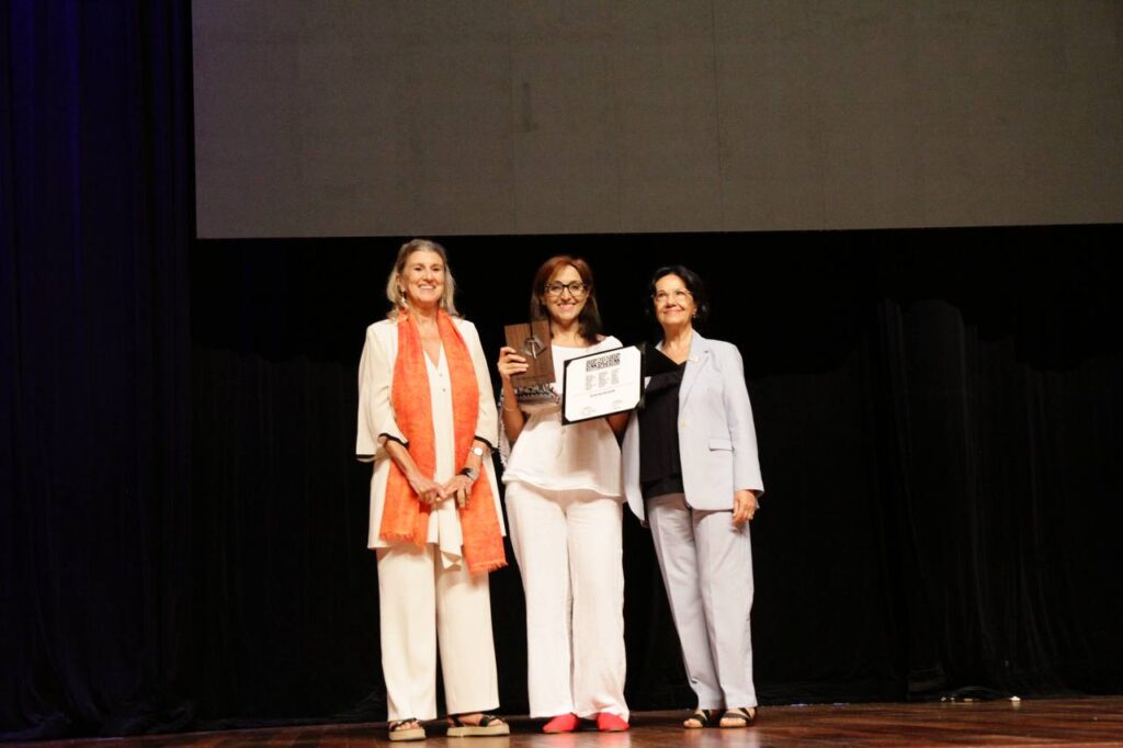 Helena Maleno recibiendo el Premio Internacional Hrant Dink por los Derechos Humanos